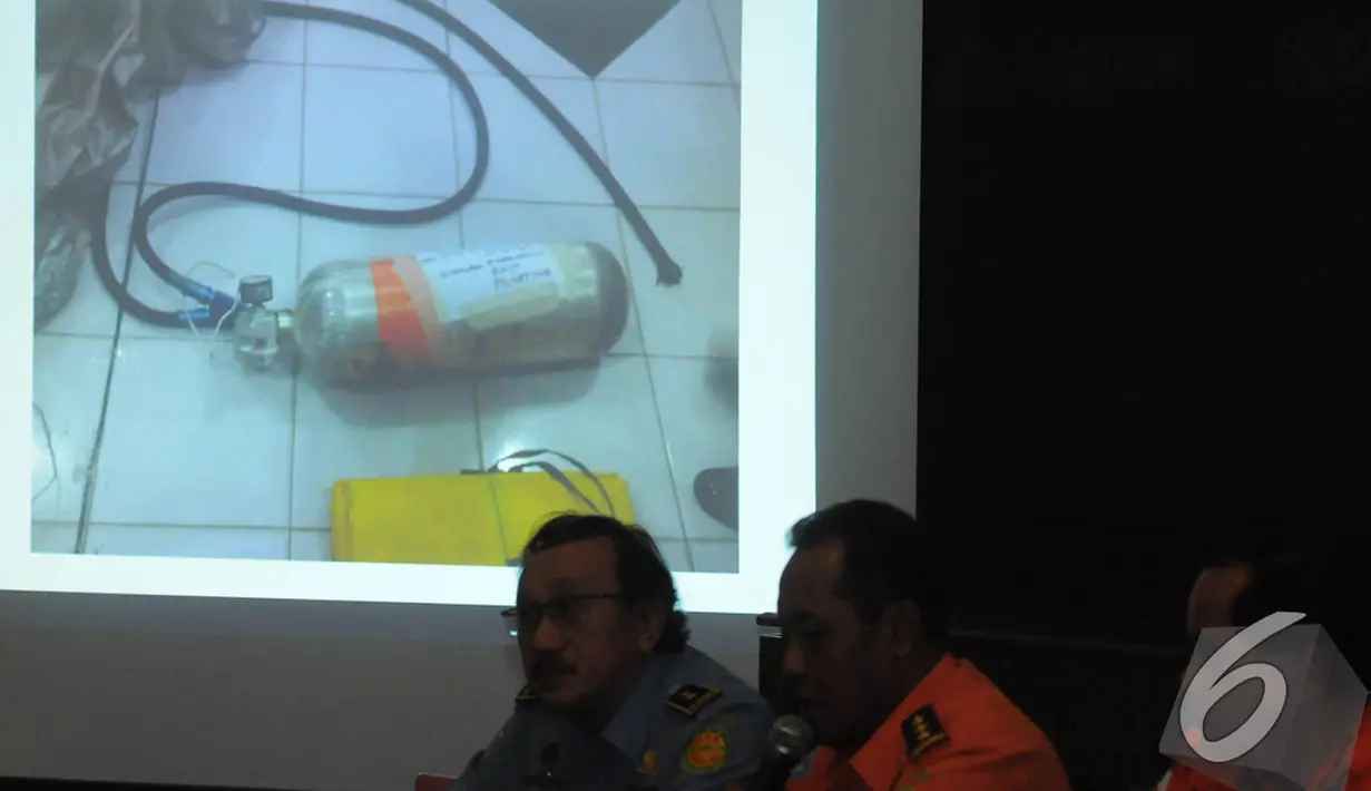 Basarnas menunjukkan slide berupa gambar tabung yang berhasil ditemukan tim SAR, Jakarta, Selasa (30/12/2014). (Liputan6.com/Herman Zakharia)