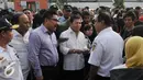 Ketua DPR Setya Novanto melakukan kunjungan ke Stasiun Senen, Jakarta, Selasa (7/7/2015). Kunjungan itu dilakukan untuk meninjau kesiapan transportasi kereta api pada arus mudik hari raya Idul Fitri 1436 H. (Liputan6.com/Herman Zakharia)