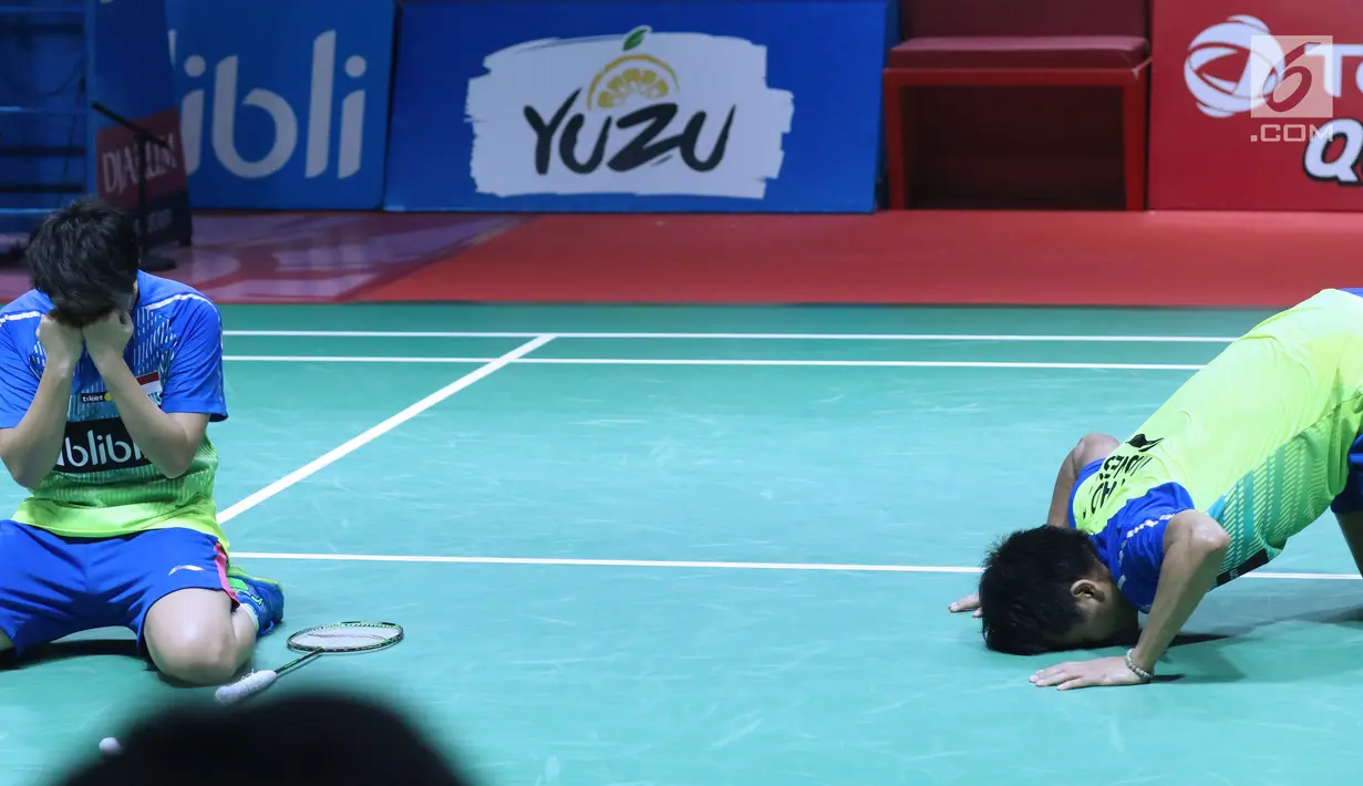 Selebrasi ganda campuran Indonesia, Tontowi Ahmad/Liliyana Natsir usai mengalahkan Chan Peng Soon/Goh Liu Ying (Malaysia) pada Final Indonesia Open 2018 di Istora GBK, Minggu (8/7). Tontowi/Liliyana unggul 21-17, 21-8. (Liputan6.com/Helmi Fithriansyah)