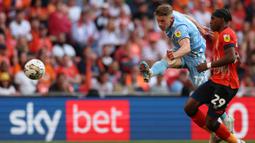 Striker Coventry City, Viktor Gyokeres (kiri) melepaskan tendangan ke gawang Luton Town pada laga final play-off Championship 2022/2023 di Wembley Stadium, London (27/5/2023). Viktor Gyokeres yang sejak awal musim 2021/2022 membela Coventry City, akhirnya dilepas ke Sporting Lisbon pada awal musim 2023/2024. Bersama Coventry ia total tampil dalam 116 laga dengan torehan 43 gol dan 17 assist. Sementara bersama Timnas Swedia ia telah mengoleksi 14 caps dengan torehan 3 gol dan 2 assist. (AFP/Adrian Dennis)