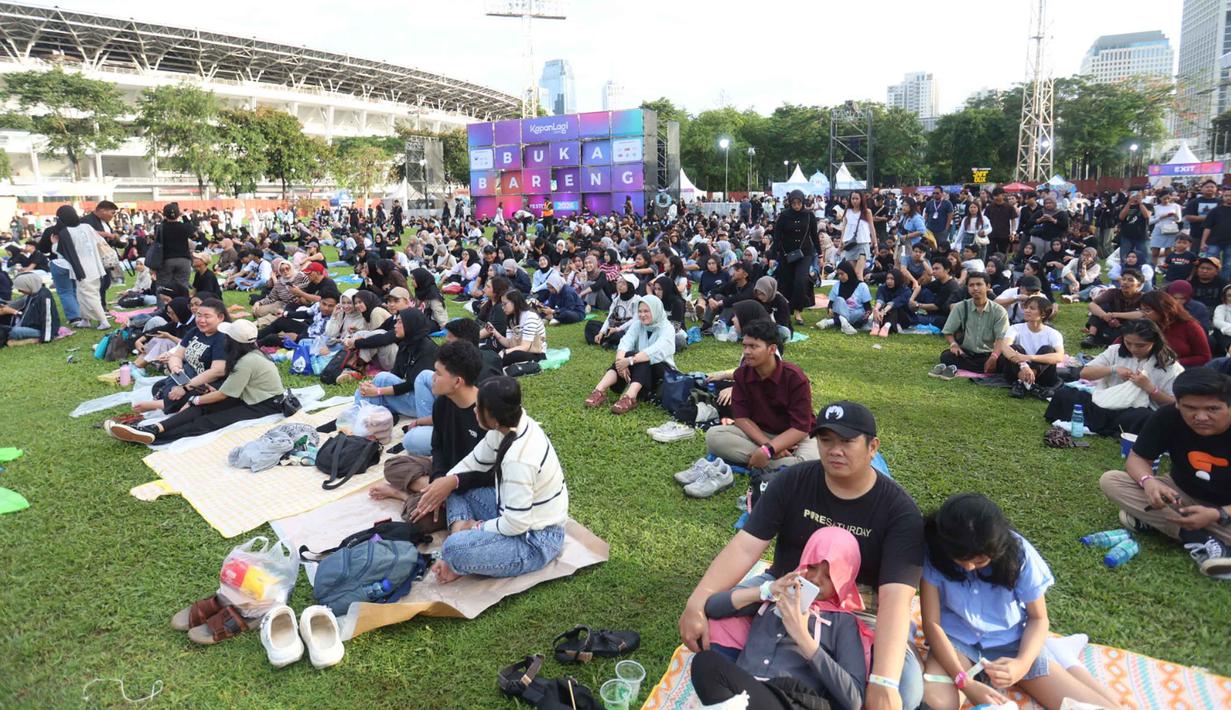 Mereka saling bergegas demi mendapatkan posisi paling depan agar bisa melihat artis idola mereka dengan lebih dekat. Tampak dalam foto, pengunjung memadati area gelaran KapanLagi Buka Bareng (KLBB) Festival 2026 hari pertama di Stadion Madya, Kompleks Gelora Bung Karno, Senayan, Jakarta, Sabtu 28 Februari 2026. (Dok/Kapanlagi Youniverse)