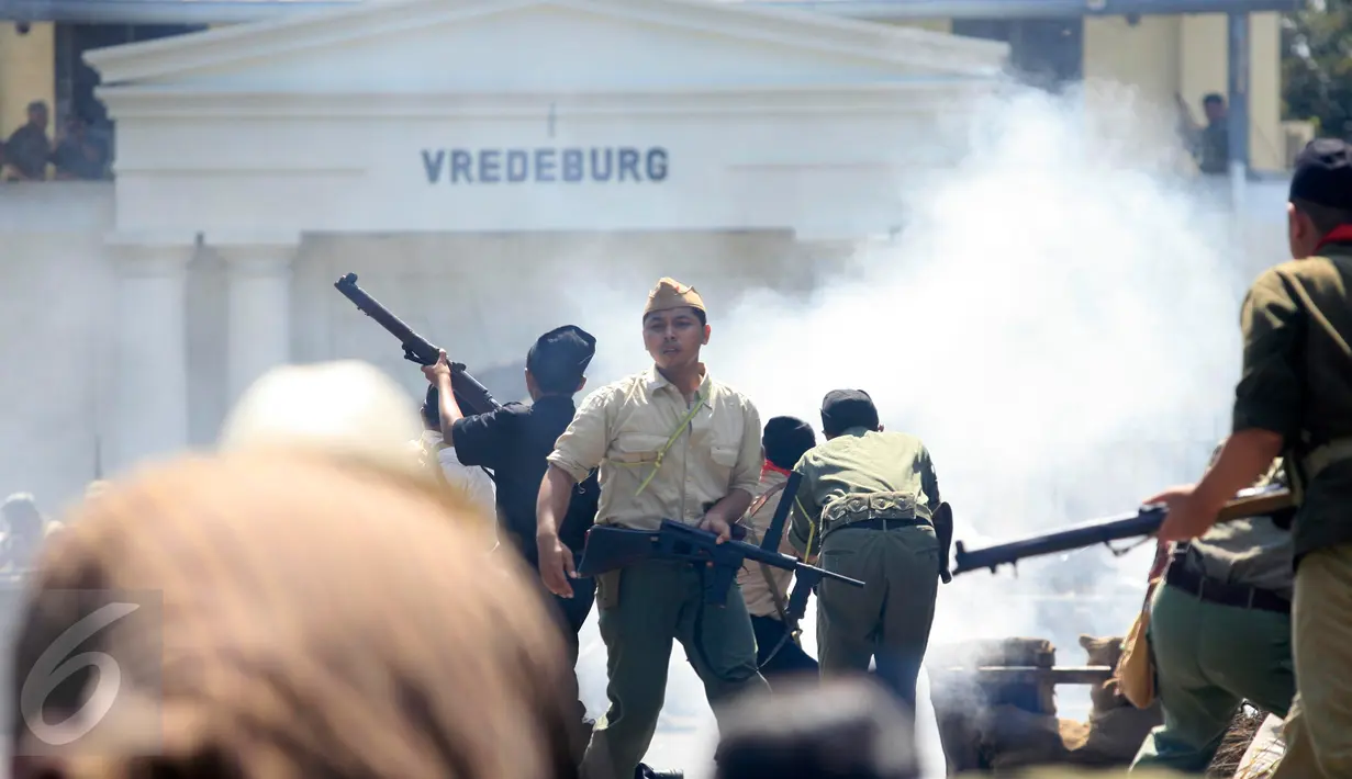 Sejumlah pejuang menyerbu tentara belanda pada teatrikal serangan umum 1 maret 1949 di benteng Vredeburg, Yogyakarta, (6/3). Teatrikal ini di gelar untuk mengenang semangat juang dalam mempertahankan kemerdekaan RI. (Boy Harjanto)