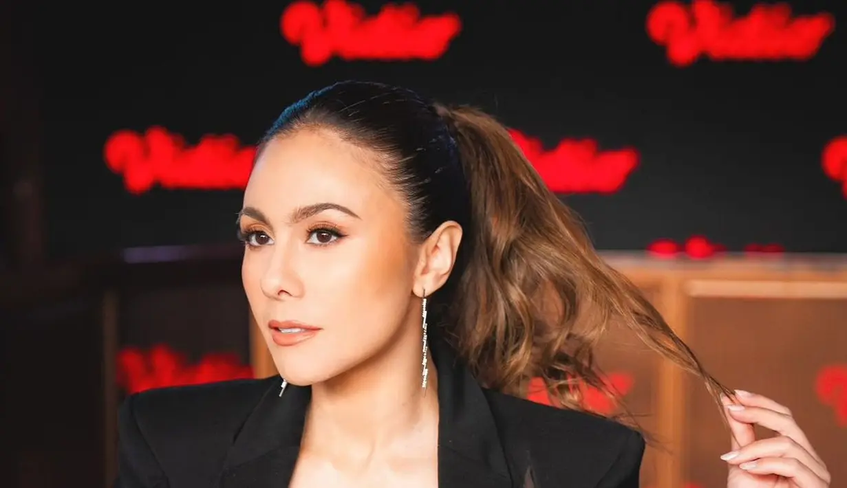 Rambut brunette Wulan Guritno hanya ditata dengan ponytail yang effortless dan makeup nude [@wulanguritno]