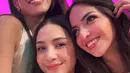 Nia Ramadhani tampak cantik meski hanya mengaplikasikan riasan flawless. Ia tampak hanya mengenakan blush on coral tipis serasi dengan warna lipstik glossynya.  [@ramadhaniabakrie]