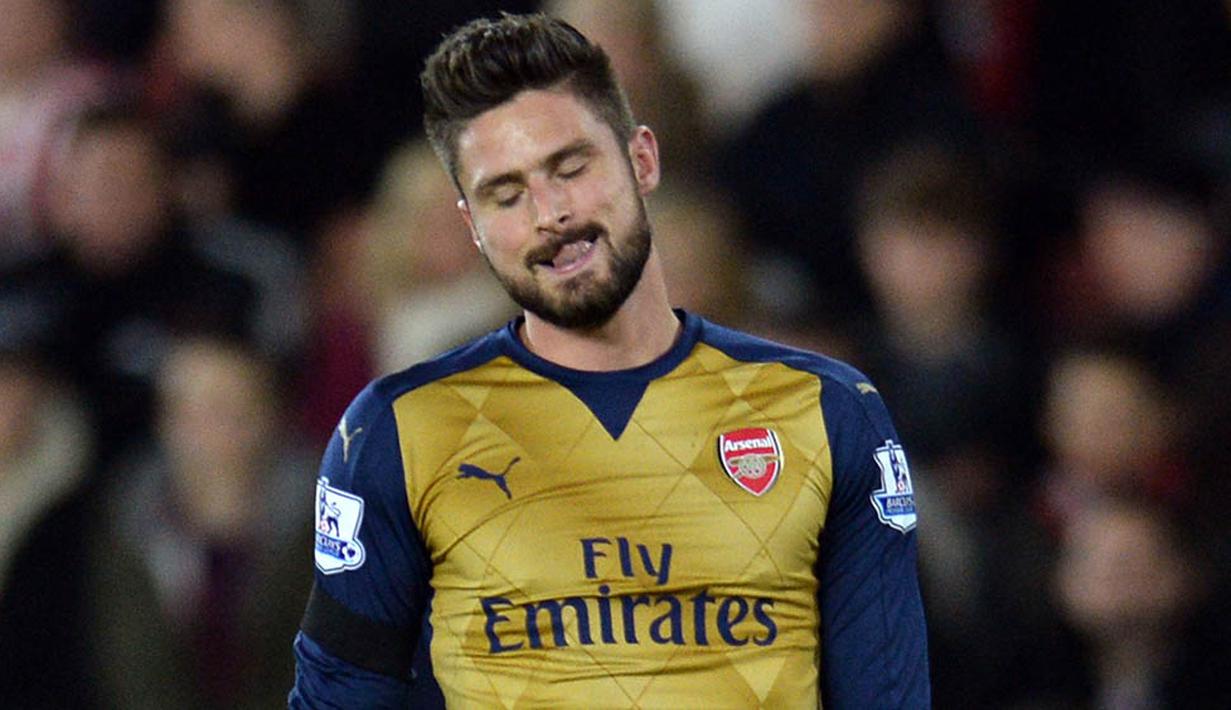 Striker Arsenal, Olivier Giroud, tampak kecewa usai kalah dari Southampton pada laga Liga Inggris di Stadion St Mary's, Sabtu (26/12/2015). Arsenal kalah telak dengan skor 0-4. (Reuters/Alan Walter)