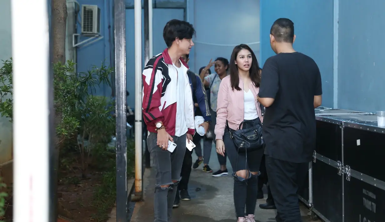 Awalnya kedekatan mereka terjadi lantaran syuting dan promo film terbarunya yang berjudul Teman Tapi Menikah. Namun semakin hari, keduanya makin dekat. Bahkan, Adipati sudah dipercaya oleh keluarga Vanesha. (Nurwahyunan/Bintang.com)