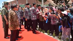 Presiden Joko Widodo bersalaman dengan tamu undangan saat peringatan Hari Pers Nasional 2016 di Kawasan Ekonomi Khusus Mandalika, Kabupaten Lombok Tengah, Nusa Tenggara Barat (NTB), Selasa (9/2). (Setpres/Agus Suparto)