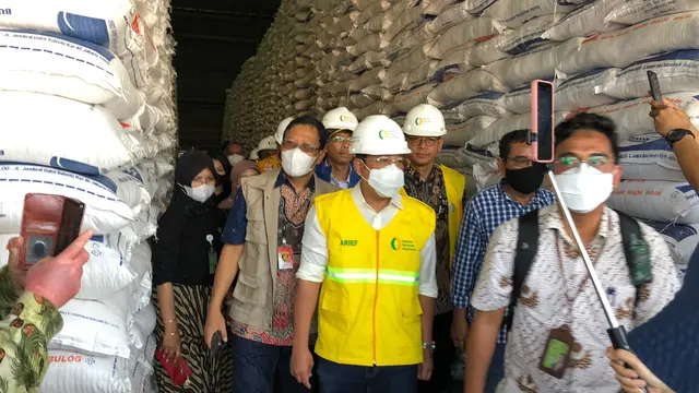 Kepala badan pangan Nasional (NFA) Arief Prasetyo Adi, dalam kunjungan ke Gudang Bulog Kanwil DKI Banten, Kelapa Gading Barat, Jakarta Utara, Jumat (13/1/2023)