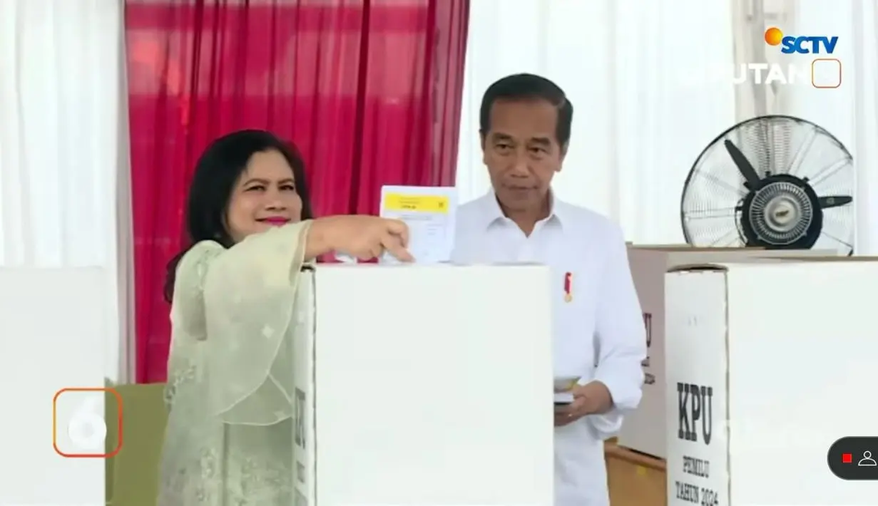 Berdasarkan pantauan, Jokowi dan Iriana tiba di TPS pukul 08.48 WIB. Adapun TPS 10 Kelurahan Gambir berlokasi di Gedung Lembaga Administrasi Negara. [YouTube/SCTV]