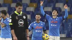 Selebrasi pemain Napoli, Eljif Elmas (kanan) usai menjebol gawang Spezia dalam pertandingan perempat final Coppa Italia di Stadion Diego Armando Maradona, Jumat (29/1/2021) dini hari WIB. (Foto: AP/LaPresse/Alessandro Garofalo)