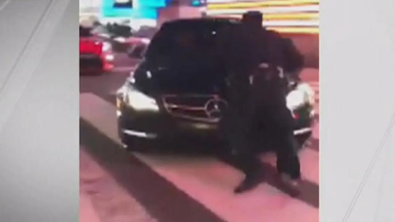 Mercedes Tabrak Polisi di New York