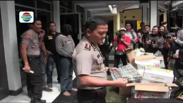 Satuan Reskrim Polres Sukabumi Kota menyita ribuan butir permen karet kedaluwarsa tanpa merk yang siap diedarkan. 