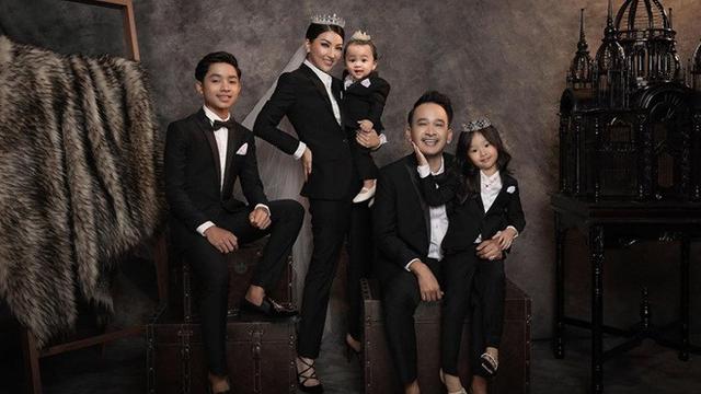 7 Gaya Pemotretan Keluarga Ruben Onsu dengan Tema Hitam, Kompak Banget