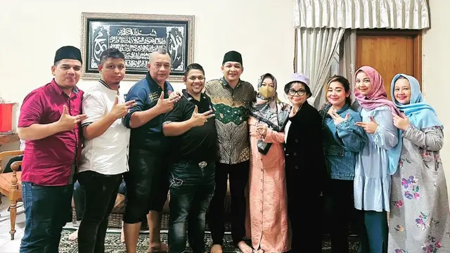 Potret Pasha Ungu berkumpul dengan saudaranya di hari ulang tahun (Sumber: Instagram/pashaungu_vm)