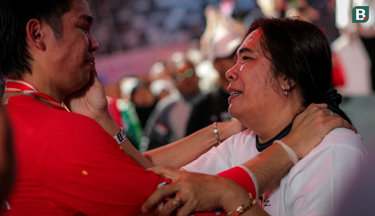 <p>Pebulutangkis ganda putra Indonesia, Daniel Marthin dan ibunya menangis setelah menjuarai final Indonesia Masters 2024 di Istora Senayan, Jakarta, Minggu (28/01/2024). (Bola.com/Bagaskara Lazuardi)</p>