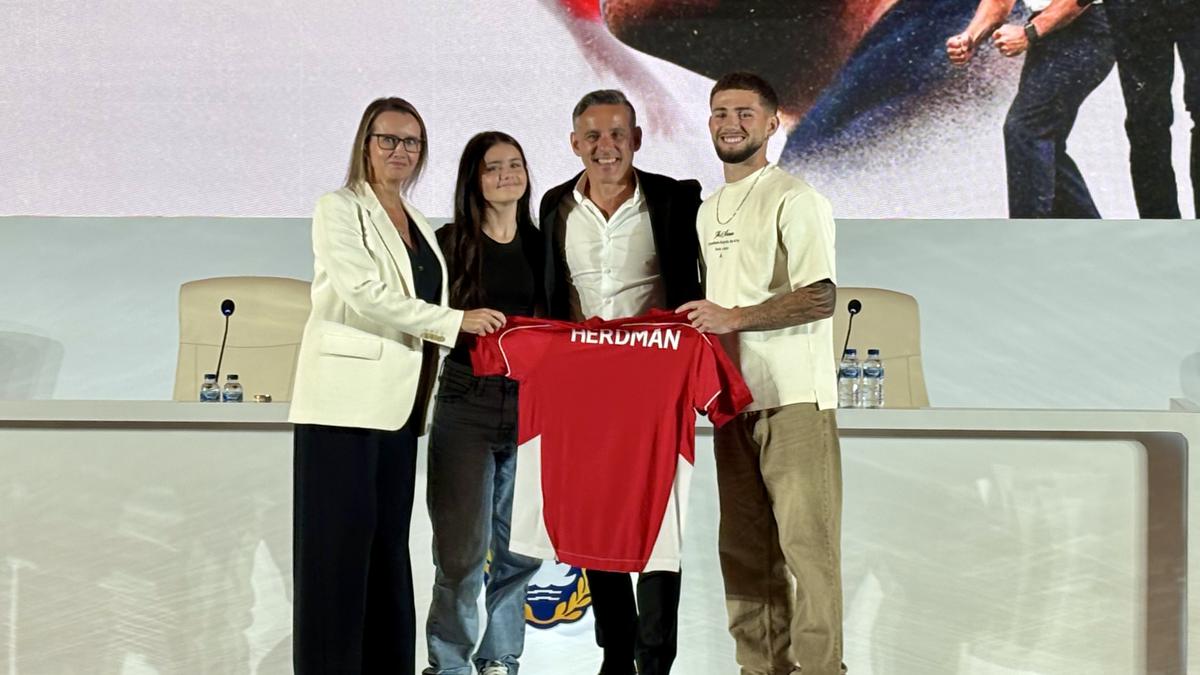 Diperkenalkan PSSI, John Herdman Angkut Anak dan Istri ke Indonesia