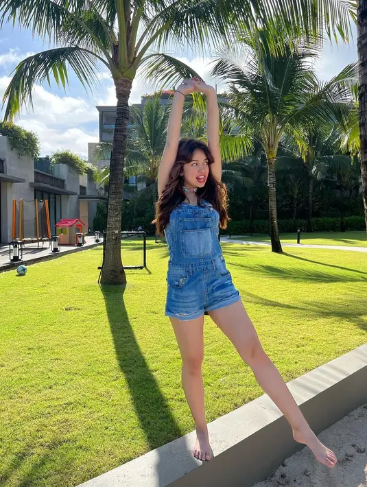 Rebecca Klopper juga menghadirkan nuansa kasual dengan overall jeans. Mana gaya favoritmu, Sahabat FIMELA? [Foto: Instagram/rklopperr]