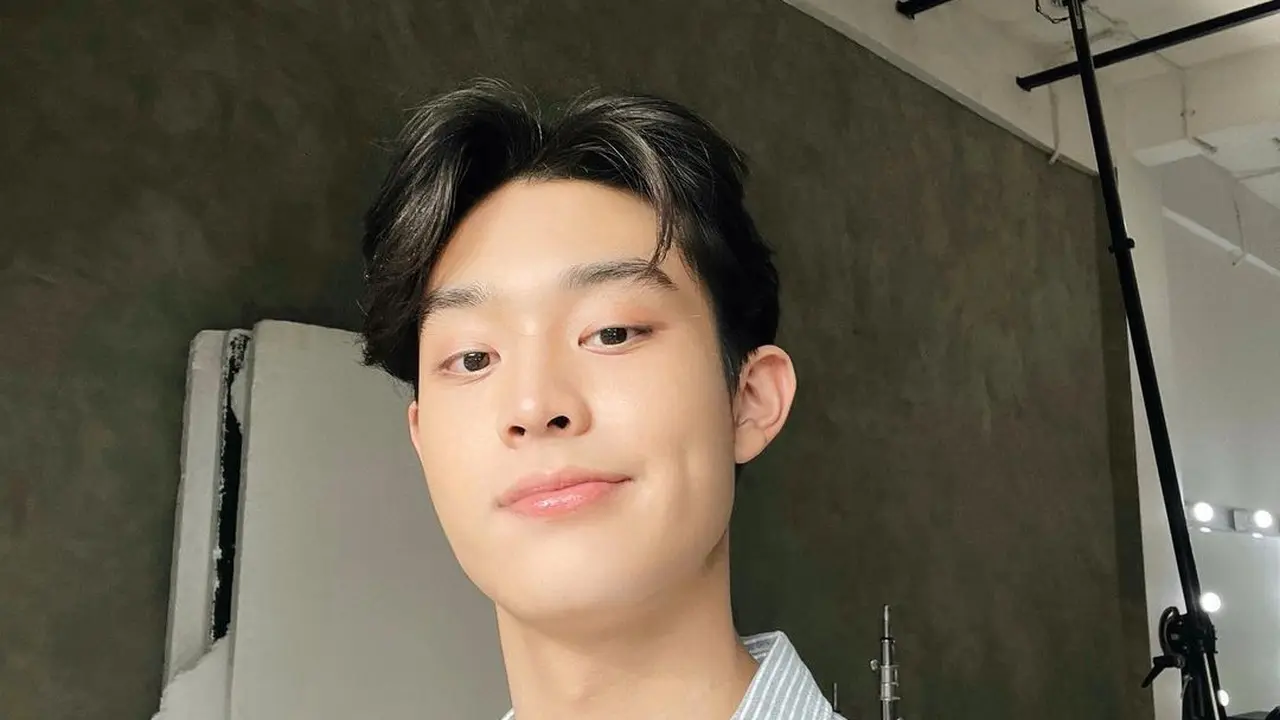 9 Pesona Tampan Gabriel Prince, Penyanyi Asal Surabaya yang Dikira Oppa Korea dalam Balutan Outfit Semi Kasual