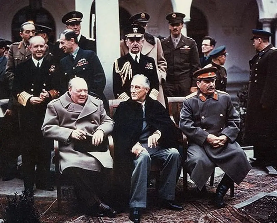 (duduk, kiri ke kanan) Churchill, Roosevelt, dan Stalin (Wikimedia Commons)