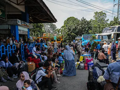 Sejumlah pemudik mulai memadati Terminal Kampung Rambutan di Kecamatan Ciracas, Jakarta Timur, Senin (17/4/2023). (Liputan6.com/Faizal Fanani)