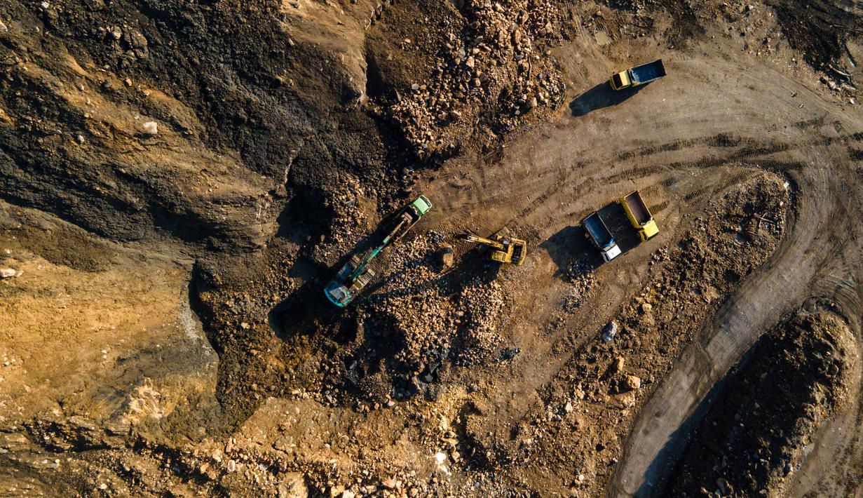 Fenomena ini menciptakan kontras yang tajam antara perayaan komitmen kelestarian alam dan kerusakan nyata di lapangan. Tampak foto udara menunjukkan sebuah ekskavator yang bekerja di lokasi penambangan pasir ilegal pada Hari Bumi di Peukan Bada, Aceh, pada Rabu 22 April 2026. (CHAIDEER MAHYUDDIN/AFP)