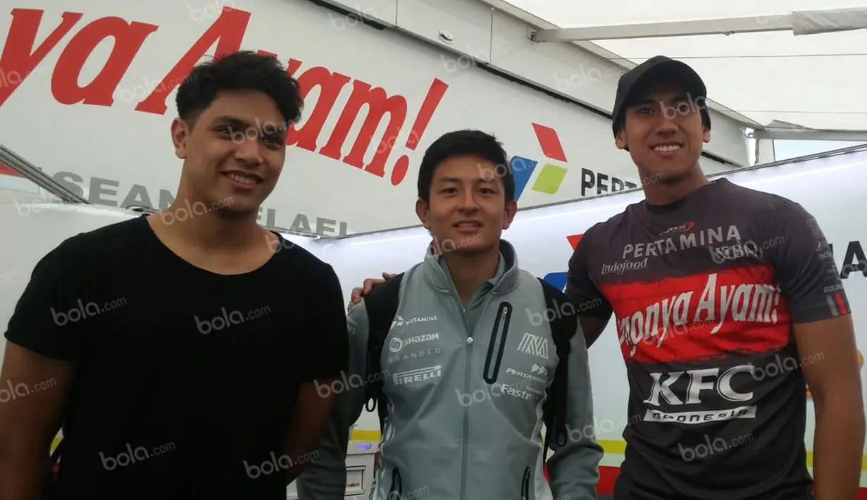 Pebalap Manor Racing asal Indonesia, Rio Haryanto, berjumpa dengan pebalap GP2 Indonesia, Philo Paz Armand (kiri) dan Sean Gelael di paddock Pertamina Campos Racing saat GP Spanyol di Sirkuit Catalunya, Spanyol, Sabtu (14/5/2016). (Bola.com/Reza Khomaini)