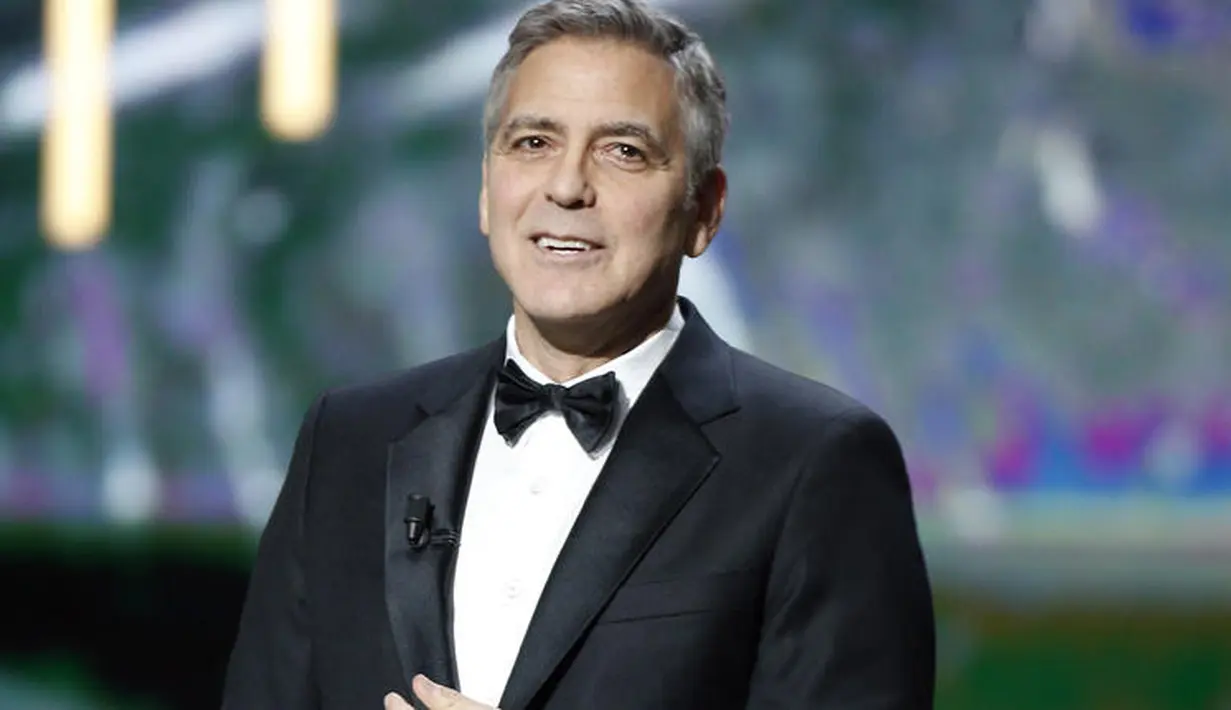 Terlihat dari sebuah video, tubuh George Clooney pun terpental ke udara. (WTHR)