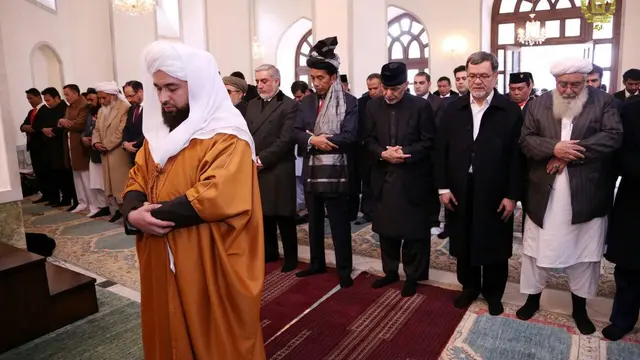 Jokowi menjadi makmum salat di Afgahnistan (istimewa)