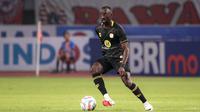 Pemain Barito Putera, Makan Konate mengontrol bola saat laga lanjutan BRI Liga 1 2023/2024 antara Persija Jakarta melawan Barito Putera di Stadion Patriot Candrabhaga, Bekasi, Sabtu (07/10/2023). (Bola.com/Bagaskara Lazuardi)