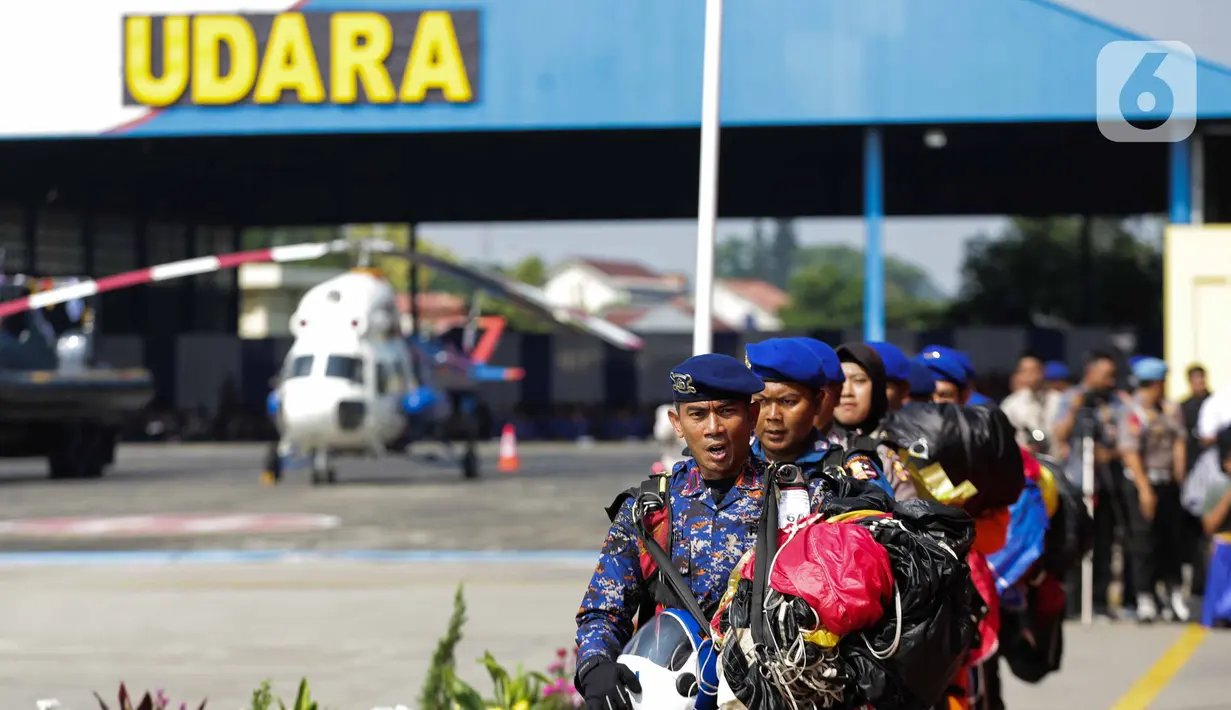 Anggota Polairud usai melakukan atraksi terjun payung saat perayaan HUT ke-69 Polairud di Mako Polairud, Pondok Cabe, Tangerang, Rabu (4/12/2019). HUT bertema 'SDM Unggul dengan Almatsus Modern, Korpolairud Baharkam Polri Siap Menjaga Stabilitas Keamanan Dalam Negeri'. (Liputan6.com/Faizal Fanani)