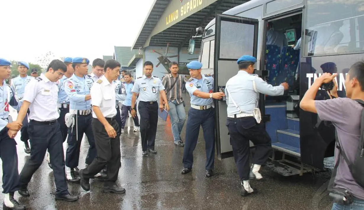 Usai digeledah, ketiga kru pesawat latih milik Singapura itu dibawa dengan bus ke ruangan khusus untuk diinterogasi di Pontianak, Kalimantan Barat, Selasa (28/10/2014). (Liputan6.com/Raden AMP)