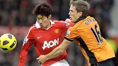 Winger Manchester United Park Ji-Sung (kiri) mendapat pengawalan dari pemain Wolves Christophe Berra pada partai Liga Premier di Old Trafford, 6 November 2010. AFP PHOTO/ANDREW YATES 