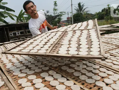 Pekerja menjemur kerupuk kaleng di Depok, Jawa Barat. Pada musim penghujan jumlah kerupuk yang dibuat dan yang terjual relatif sama baik saat musim kemarau maupun hujan. (Liputan6.com/Fery Pradolo) 