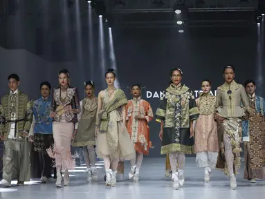 Foto 1: Para model memeragakan busana fesyen Danny Satriadi pada panggung gelaran mode Jakarta Fashion Week (JFW) 2026 di City Hall, Pondok Indah Mall 3, Jakarta, Rabu (29/10/2025). (Kapanlagi.com/Budy Santoso)