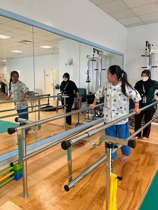 Hari ke-25, kondisi Puteri semakin membaik. Bahkan, sudah mulai menjalani terapi berjalan. "Update Puteri Hari ke 25:- 17/03/2023 semalam, hari terakhir setelah 8 hari Puteri warded di Hospital Tunku Azizah (HTA).," tulisnya. [Instagram/puterirafasya1]