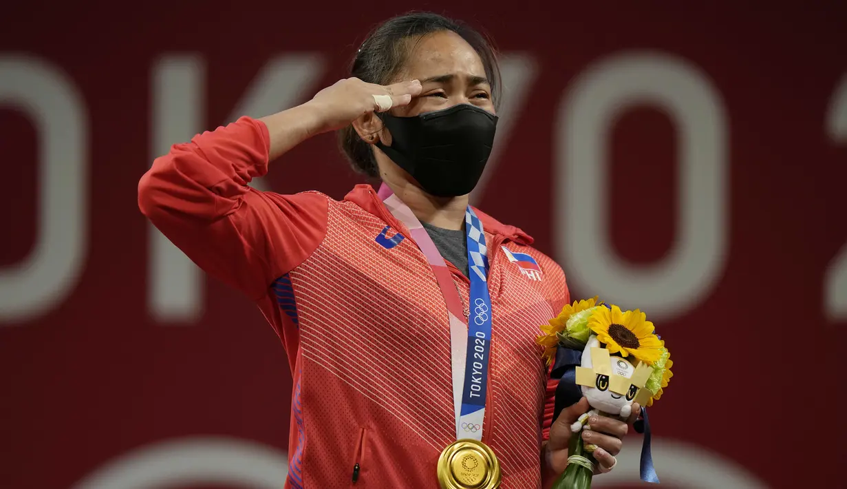 Sejak keikutsertaan Filipina di Olimpiade 1924, tepatnya 97 tahun yang lalu, akhirnya Filipina mampu meraih medali emas pertamanya di Olimpiade Tokyo 2020. Adalah Hidilyn Diaz, atlet angkat besi putri di kelas 55 kg yang mempersembahkannya, Senin (26/7/2021). (Foto: AP/Luca Bruno)