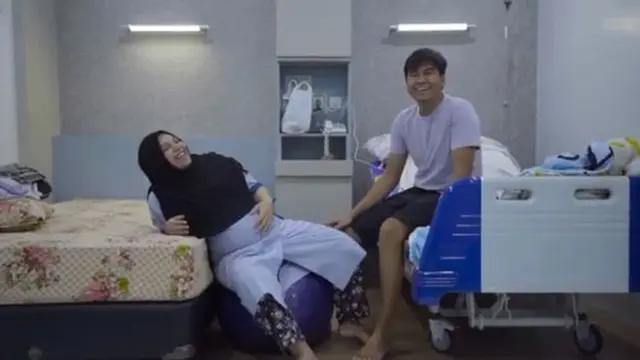 6 Momen Romantis Arif Muhammad 'Mak Beti' Dampingi Istrinya Melahirkan