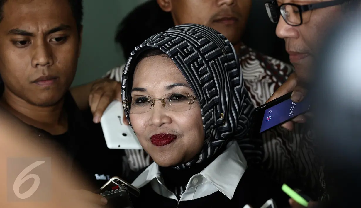 Sylviana Murni memenuhi panggilan Bareskrim di Gedung Ombudsman, Jakarta, Senin (30/1). Panggilan tersebut terkait pemeriksaan kasus dugaan korupsi pembangunan Masjid Al-Fauz. (Liputan6.com/Faizal Fanani)