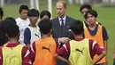 Pangeran Edward (tengah), Duke of Edinburgh, berbincang dengan pelajar Indonesia saat penyerahan penghargaan Internasional Duke of Edinburgh di British School di Tangerang Selatan pada Jumat (24/11/2023). (Tatan Syuflana / POOL / AFP)