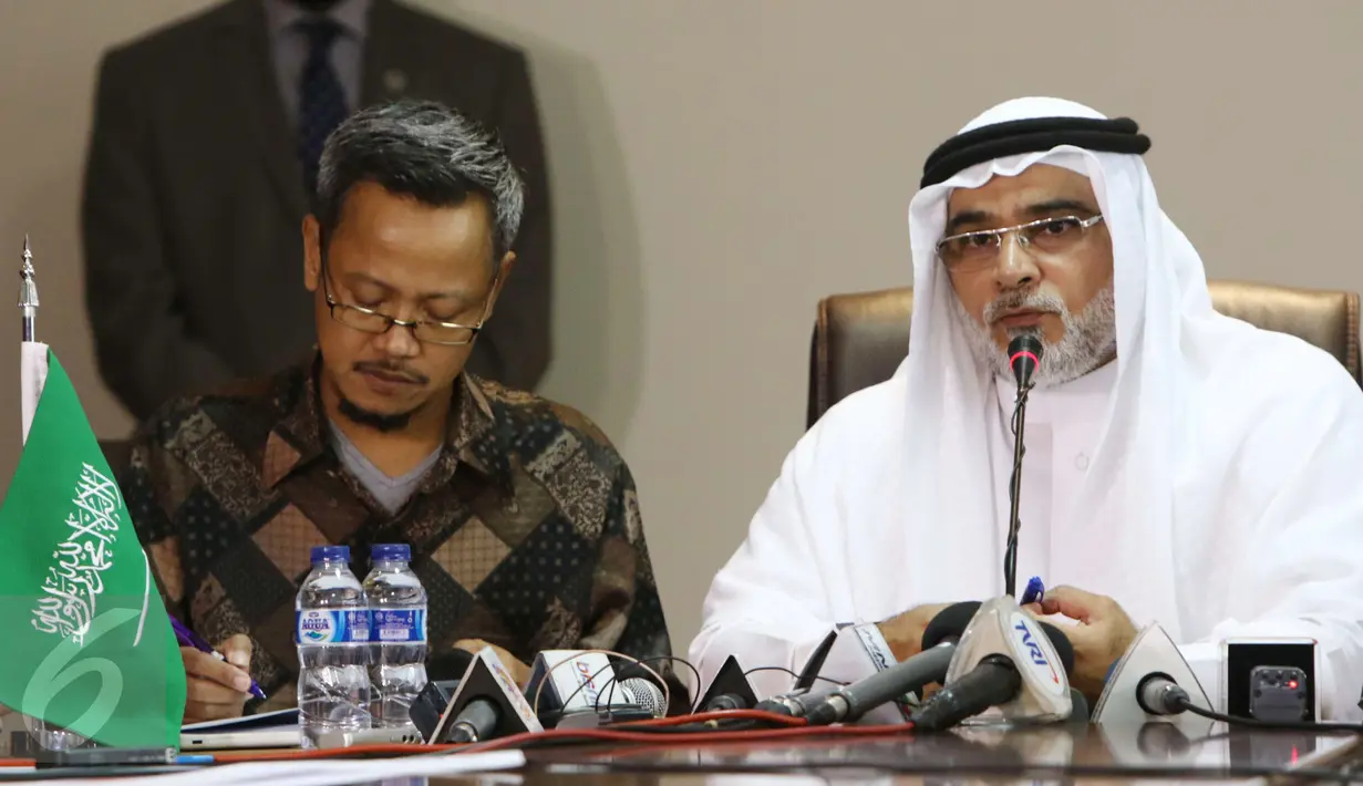 Duta Besar Arab Saudi, Osama bin Al-Mohammed al-Shuaibi saat menggelar jumpa pers menjelang kedatangan Raja Salman, Jakarta, Selasa (28/2). Setelah tiba ia akan langsung dijamu Presiden Joko Widodo di Istana Bogor. (Liputan6.com/Helmi Afandi)