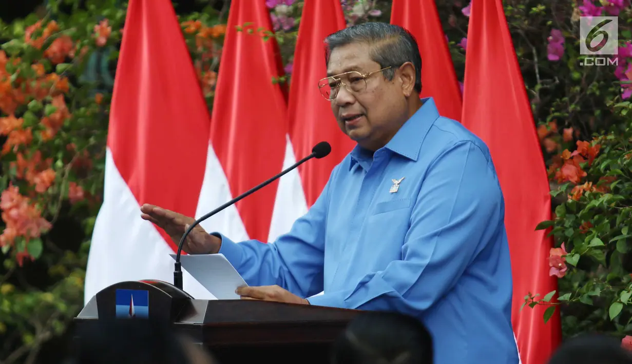 Ketua Umum Partai Demokrat Susilo Bambang Yudhoyono memberikan pidato saat perayaan HUT Partai Demokrat ke-16 di Cikeas, Jawa Barat, Sabtu (9/9). Acara HUT Partai Demokrat ini dirayakan bersama kader dan warga sekitar. (Liputan6.com/Angga Yuniar)
