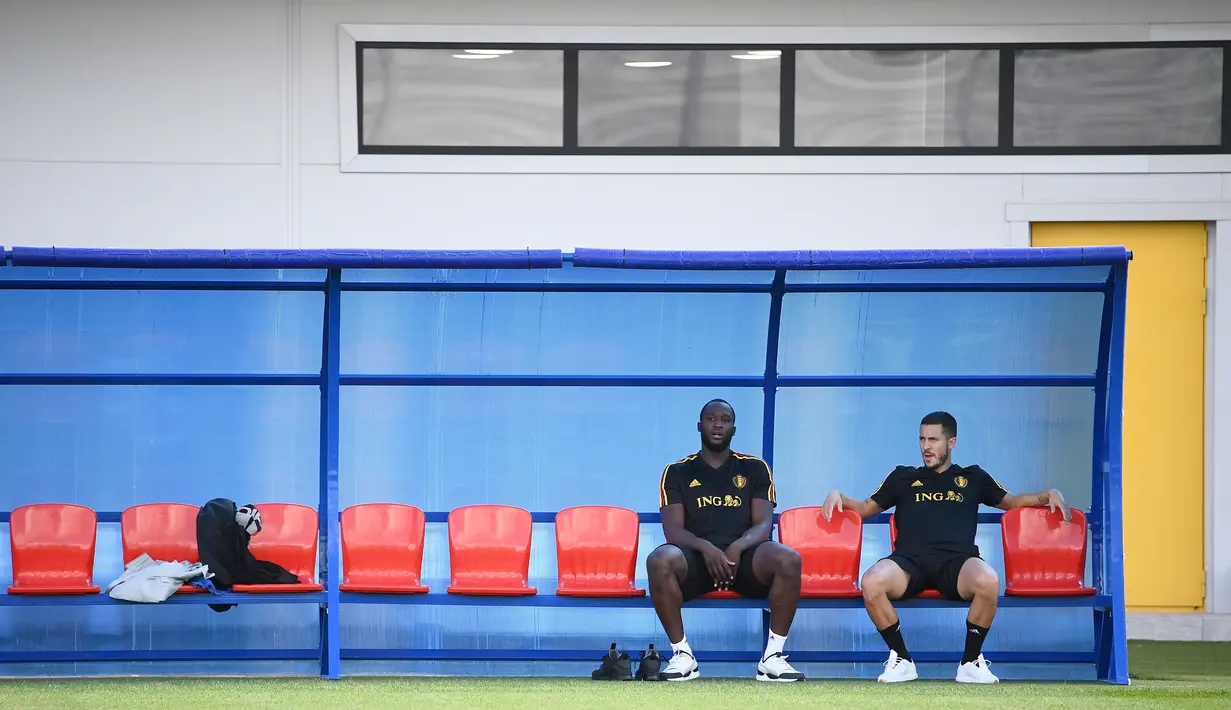 Penyerang Belgia, Romelu Lukaku bersama Eden Hazard saat mengikuti sesi latihan tim di Dedovsk, Moskow, (8/7). Belgia akan bertanding pada semifinal Piala Dunia 2018 melawan Prancis. (AFP Photo/Franck Fife)