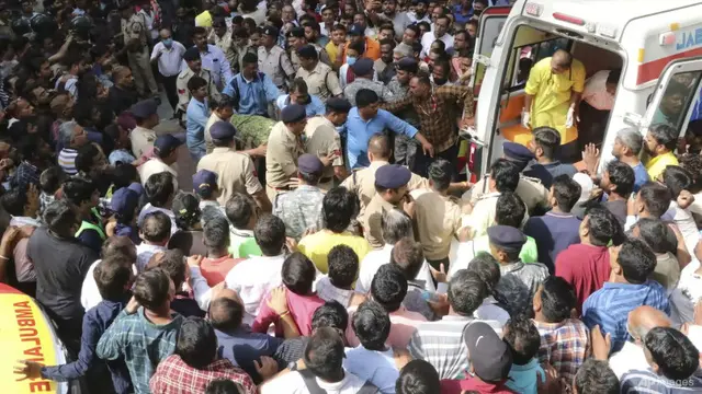 Sebuah bangunan yang dibangun di atas sumur kuil tua di India runtuh pada 30 Maret 2023, saat banyak umat berdoa dalam sebuah festival. (Foto: AP)
