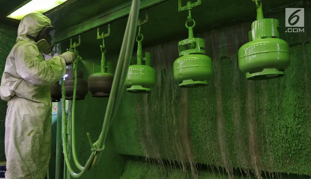 Pekerja mereproduksi tabung gas elpiji 3 kg di Depot LPG Tanjung Priok, Jakarta, Selasa (29/1). Pemerintah dan Badan Anggaran DPR menyepakati kenaikan anggaran subsidi energi Rp 4,1 triliun di tahun 2019 menjadi Rp 160 triliun. (Liputan6.com/Johan Tallo)