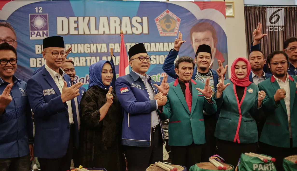 Ketua Umum Partai Amanat Nasional Zulkifli Hasan (ketiga kiri) bersama Ketum Partai Idaman Rhoma Irama (ketiga kanan) bersalaman saat deklarasi bergabungnya Partai Idaman ke PAN di Jakarta, Sabtu (12/5). (Liputan6.com/Faizal Fanani)