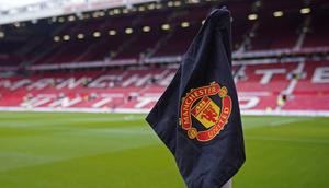 Bendera sepak pojok berlogo Manchester United di Old Trafford. (c) AP Photo/Dave Thompson