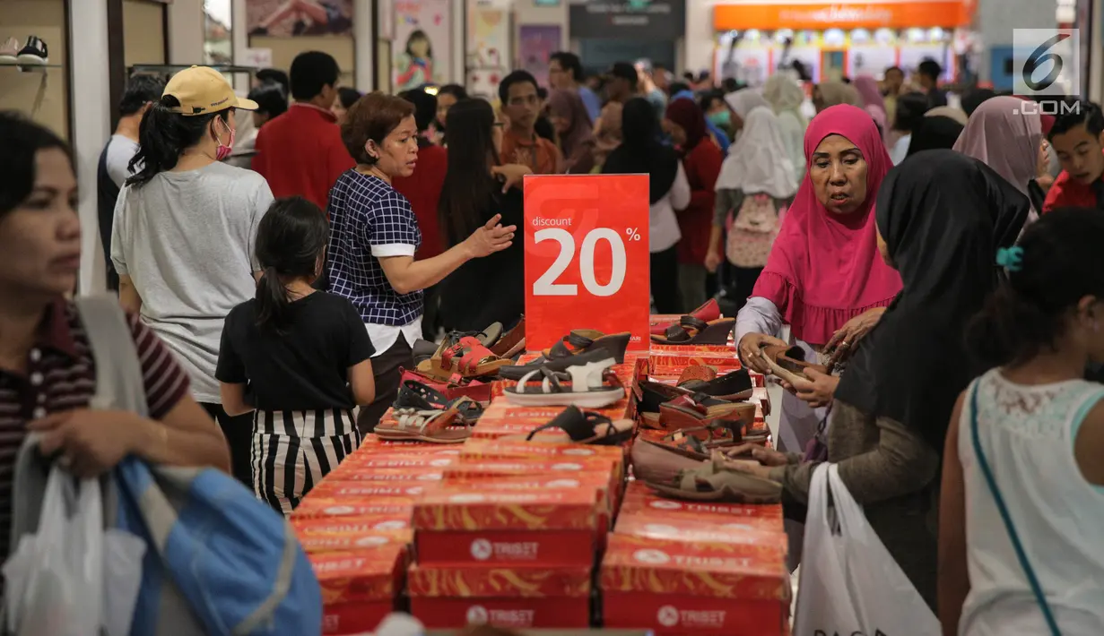 Calon pembeli memilih sepatu yang didiskon 20% di Matahari Pasaraya Manggarai, Jakarta, Sabtu (16/9). Sebelum menutup gerai  akhir bulan ini, Matahari Pasaraya Manggarai menggelar cuci gudang dengan diskon hingga 75%.(Liputan6.com/Faizal Fanani)