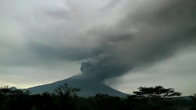 VIDEO: Gunung Agung Meletus, Ketinggian Abu 3400 Meter