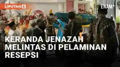 Pesta pernikahan sejatinya berlangsung meriah dan penuh kebahagiaan. Namun yang terjadi di sebuah resepsi pernikahan di Gresik, Jawa Timur diwarnai momen yang buat terkejut. Sejumlah pengantar jenazah mengangkut keranda melintas di tenda resepsi.