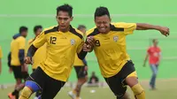 Gelandang tim senior Arema, Dio Permana (kanan), bisa diturunkan pangkat jadi pemain U-21. (Bola.com/Iwan Setiawan)